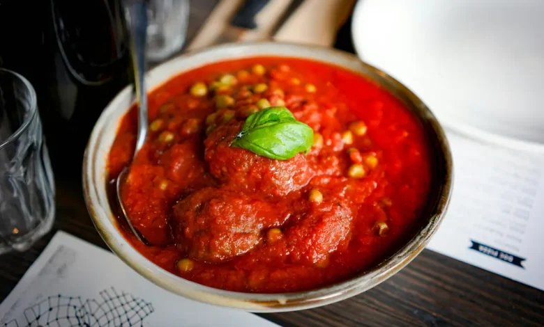 Aprenda truques infalíveis de chefs para neutralizar a acidez do molho de tomate usando ingredientes simples que você já tem na cozinha. Confira agora!