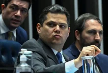Entenda os motivos políticos e estratégicos por trás da resistência de Davi Alcolumbre em pautar a PEC da Jornada 6x1 no Senado Federal.