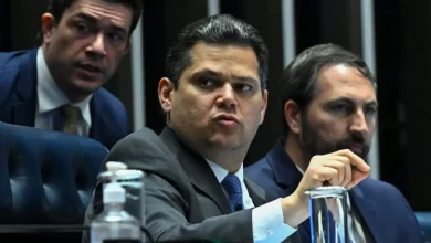 Entenda os motivos políticos e estratégicos por trás da resistência de Davi Alcolumbre em pautar a PEC da Jornada 6x1 no Senado Federal.