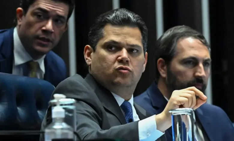 Entenda os motivos políticos e estratégicos por trás da resistência de Davi Alcolumbre em pautar a PEC da Jornada 6x1 no Senado Federal.