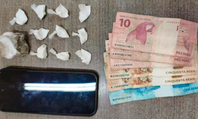 Após intensa perseguição em Assis, um homem foi detido com drogas e uma moto com sinais de adulteração. Defesa já prepara pedido de liberdade.