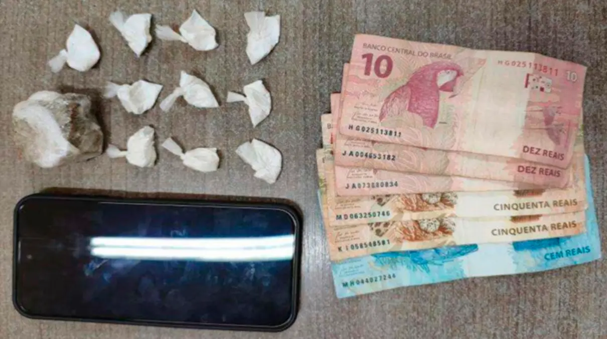 Suspeito é preso em Assis após perseguição policial 6 Após intensa perseguição em Assis, um homem foi detido com drogas e uma moto com sinais de adulteração. Defesa já prepara pedido de liberdade.