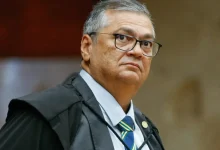 O ministro Flávio Dino utilizou suas redes sociais para negar acusações sobre o uso indevido de veículo oficial. Confira os detalhes desta polêmica.