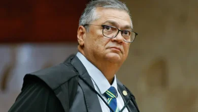 O ministro Flávio Dino utilizou suas redes sociais para negar acusações sobre o uso indevido de veículo oficial. Confira os detalhes desta polêmica.