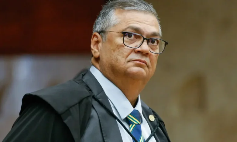 O ministro Flávio Dino utilizou suas redes sociais para negar acusações sobre o uso indevido de veículo oficial. Confira os detalhes desta polêmica.