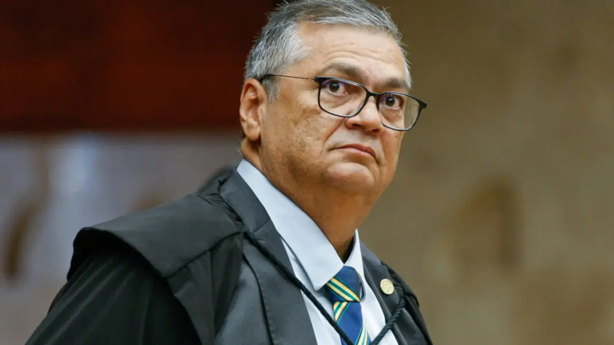 Flávio Dino nega uso de carro oficial e rebate polêmica 6 O ministro Flávio Dino utilizou suas redes sociais para negar acusações sobre o uso indevido de veículo oficial. Confira os detalhes desta polêmica.