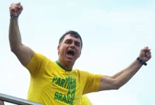 O senador Flávio Bolsonaro oficializou a convocação para um ato em 7 de setembro na Avenida Paulista, buscando retomar o protagonismo político no feriado.