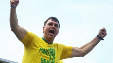 O senador Flávio Bolsonaro oficializou a convocação para um ato em 7 de setembro na Avenida Paulista, buscando retomar o protagonismo político no feriado.