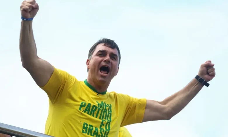 O senador Flávio Bolsonaro oficializou a convocação para um ato em 7 de setembro na Avenida Paulista, buscando retomar o protagonismo político no feriado.