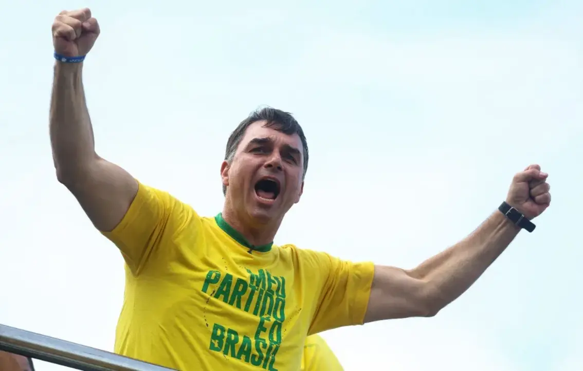 Flávio Bolsonaro convoca ato de 7 de setembro na Paulista 6 O senador Flávio Bolsonaro oficializou a convocação para um ato em 7 de setembro na Avenida Paulista, buscando retomar o protagonismo político no feriado.