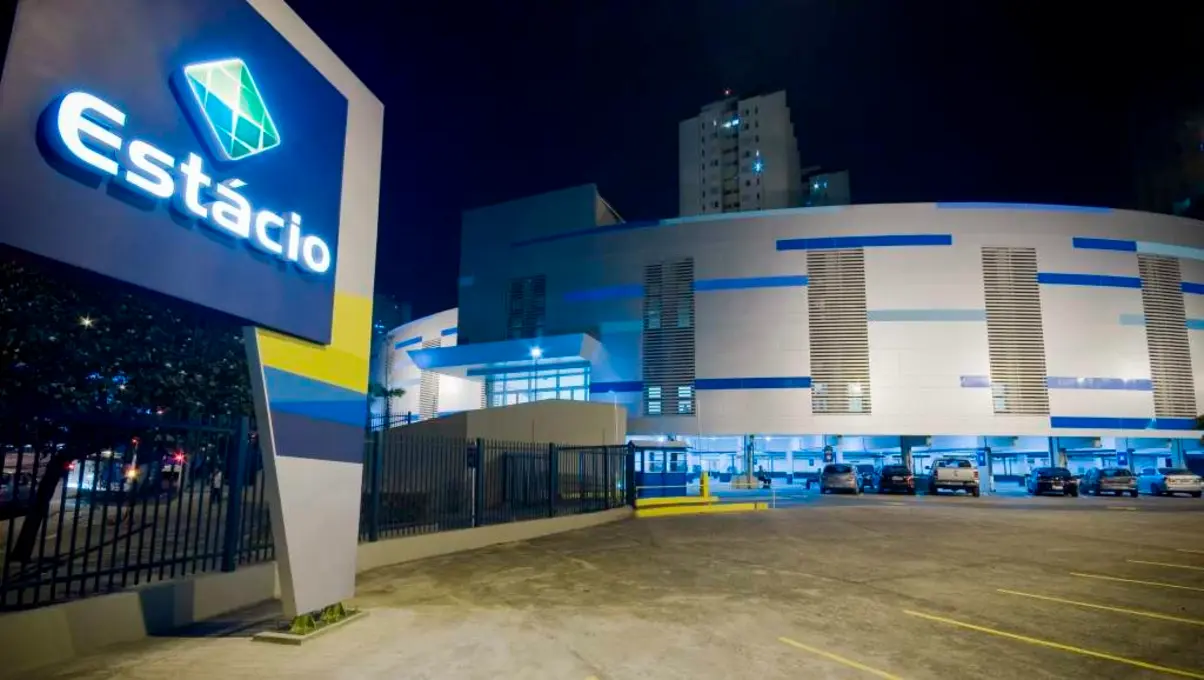 Goldman Sachs revisa setor de educação e aponta fusão estratégica 6 Analistas do Goldman Sachs cortam previsões para o setor educacional brasileiro, mas destacam potencial sinergia em fusão entre Yduqs e Afya.