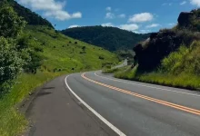 Analisamos a responsabilidade do DER-SP na manutenção das rodovias da região de Assis. Confira os desafios para a segurança dos motoristas.