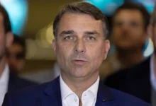 O senador Flávio Bolsonaro reuniu-se com o ministro da Justiça de El Salvador para discutir o modelo de segurança pública de Nayib Bukele.