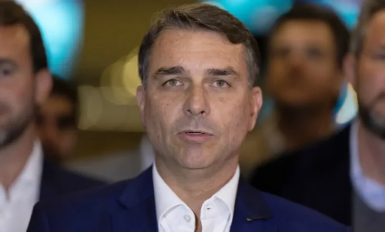 O senador Flávio Bolsonaro reuniu-se com o ministro da Justiça de El Salvador para discutir o modelo de segurança pública de Nayib Bukele.