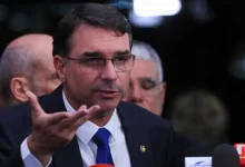 O senador Flávio Bolsonaro contesta publicamente uma suposta filiação partidária, classificando o caso como uma armação sistêmica. Confira os detalhes.