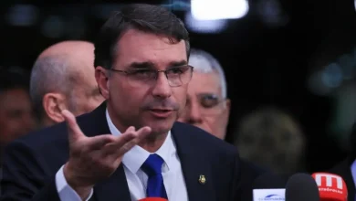 Flávio Bolsonaro reage a suposta fraude em filiação partidária 10 O senador Flávio Bolsonaro contesta publicamente uma suposta filiação partidária, classificando o caso como uma armação sistêmica. Confira os detalhes.