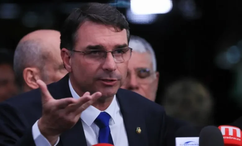O senador Flávio Bolsonaro contesta publicamente uma suposta filiação partidária, classificando o caso como uma armação sistêmica. Confira os detalhes.