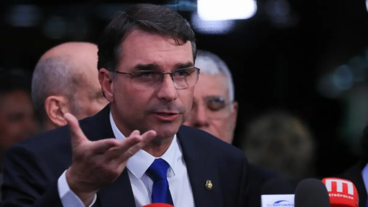 Flávio Bolsonaro reage a suposta fraude em filiação partidária 5 O senador Flávio Bolsonaro contesta publicamente uma suposta filiação partidária, classificando o caso como uma armação sistêmica. Confira os detalhes.