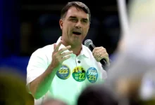 Flávio Bolsonaro aposta em novos desdobramentos sobre 'Lulinha' para desgastar a possível candidatura de Lula nas eleições de 2026.