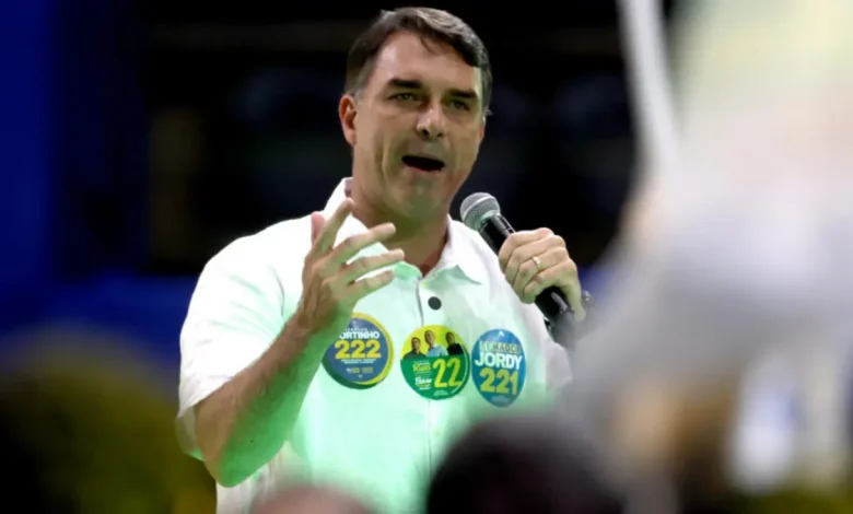 Flávio Bolsonaro aposta em novos desdobramentos sobre 'Lulinha' para desgastar a possível candidatura de Lula nas eleições de 2026.