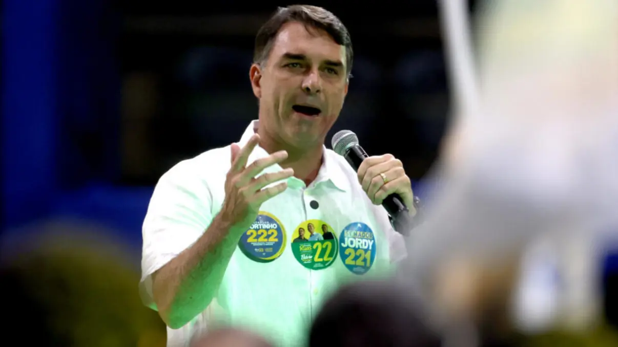 Flávio Bolsonaro aposta em novos desdobramentos sobre 'Lulinha' para desgastar a possível candidatura de Lula nas eleições de 2026.
