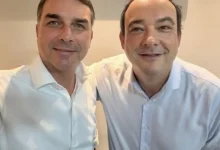 Flávio Bolsonaro confirma Flávio Roscoe como pré-candidato ao governo de Minas Gerais após a desistência oficial do senador Cleitinho Azevedo.