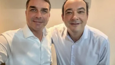 Flávio Bolsonaro lança Roscoe ao governo de Minas Gerais 2 Flávio Bolsonaro confirma Flávio Roscoe como pré-candidato ao governo de Minas Gerais após a desistência oficial do senador Cleitinho Azevedo.