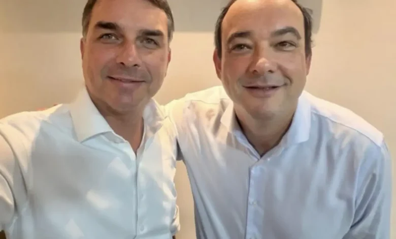 Flávio Bolsonaro confirma Flávio Roscoe como pré-candidato ao governo de Minas Gerais após a desistência oficial do senador Cleitinho Azevedo.