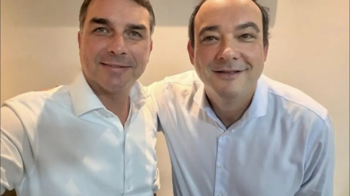 Flávio Bolsonaro lança Roscoe ao governo de Minas Gerais 6 Flávio Bolsonaro confirma Flávio Roscoe como pré-candidato ao governo de Minas Gerais após a desistência oficial do senador Cleitinho Azevedo.