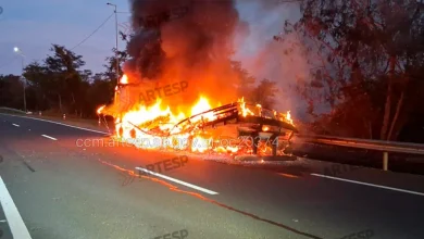 Caminhão pega fogo com carga de metal na SP-333 em Echaporã 3 Um caminhão carregado com 16 toneladas de chapas metálicas foi consumido pelas chamas na rodovia SP-333, em Echaporã. Confira os detalhes do atendimento.