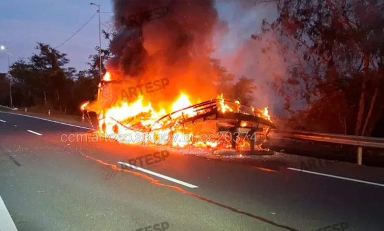 Um caminhão carregado com 16 toneladas de chapas metálicas foi consumido pelas chamas na rodovia SP-333, em Echaporã. Confira os detalhes do atendimento.
