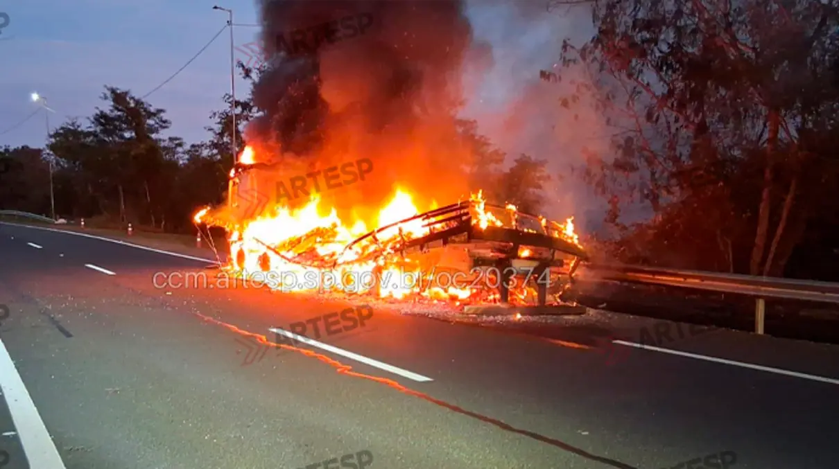 Caminhão pega fogo com carga de metal na SP-333 em Echaporã 6 Um caminhão carregado com 16 toneladas de chapas metálicas foi consumido pelas chamas na rodovia SP-333, em Echaporã. Confira os detalhes do atendimento.