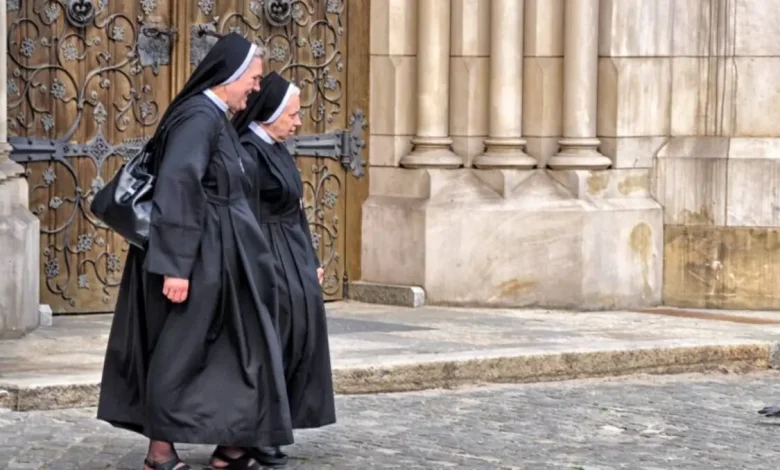 Conheça a inusitada estratégia de uma religiosa que utiliza a literatura de ficção sobre vampiros como ferramenta para levar mensagens de fé e evangelização.
