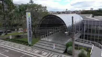 Uma nova proposta na Câmara de Ponta Grossa quer reduzir o salário dos vereadores para um salário mínimo a partir de 2029. Entenda os detalhes da medida.