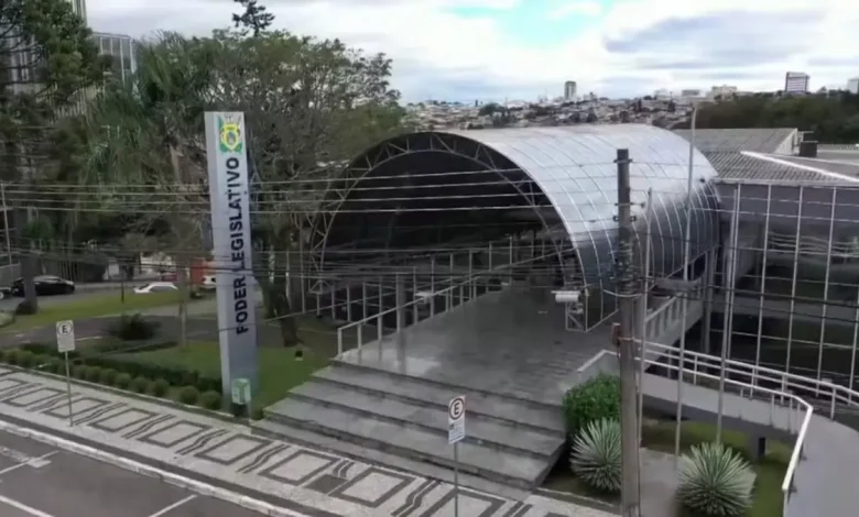 Uma nova proposta na Câmara de Ponta Grossa quer reduzir o salário dos vereadores para um salário mínimo a partir de 2029. Entenda os detalhes da medida.