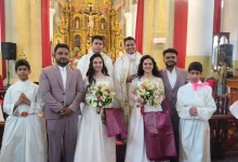 Uma união rara e inusitada chamou a atenção: dois irmãos gêmeos se casaram com duas irmãs gêmeas em uma cerimônia oficializada por padres também gêmeos.
