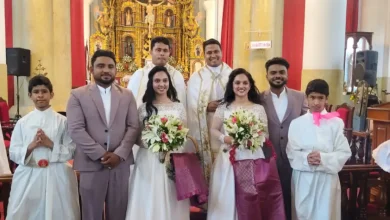 Uma união rara e inusitada chamou a atenção: dois irmãos gêmeos se casaram com duas irmãs gêmeas em uma cerimônia oficializada por padres também gêmeos.