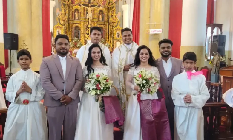 Uma união rara e inusitada chamou a atenção: dois irmãos gêmeos se casaram com duas irmãs gêmeas em uma cerimônia oficializada por padres também gêmeos.
