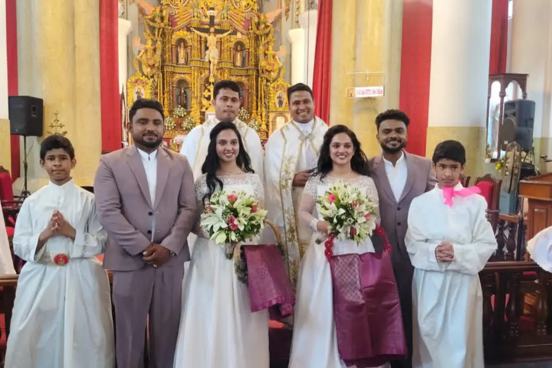 Uma união rara e inusitada chamou a atenção: dois irmãos gêmeos se casaram com duas irmãs gêmeas em uma cerimônia oficializada por padres também gêmeos.