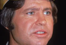 O ator Ben Jones, eternizado como o Cooter Davenport em Os Gatões e ex-congressista dos EUA, faleceu aos 84 anos. Relembre sua trajetória marcante.
