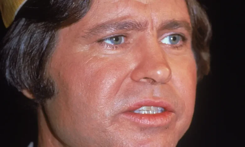 O ator Ben Jones, eternizado como o Cooter Davenport em Os Gatões e ex-congressista dos EUA, faleceu aos 84 anos. Relembre sua trajetória marcante.