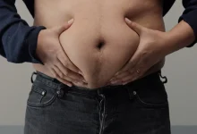 Descubra por que a gordura na barriga é um sinal de alerta para a saúde cardiovascular e entenda a importância de ir além do IMC no controle do peso.
