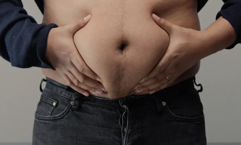 Descubra por que a gordura na barriga é um sinal de alerta para a saúde cardiovascular e entenda a importância de ir além do IMC no controle do peso.