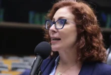 A deputada federal Carla Zambelli oficializou a decisão de acionar o Tribunal Penal Internacional em Haia contra o ministro Alexandre de Moraes. Entenda o caso.