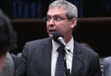 O senador Lindbergh Farias revela detalhes sobre o suposto relato indireto que deu início à acusação contra Fabio Wajngarten Gaspar. Entenda o caso.