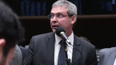 O senador Lindbergh Farias revela detalhes sobre o suposto relato indireto que deu início à acusação contra Fabio Wajngarten Gaspar. Entenda o caso.