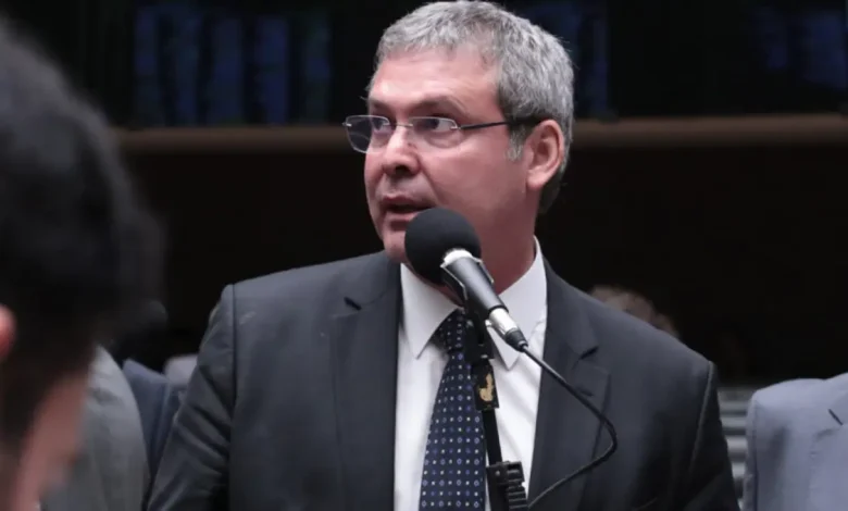 O senador Lindbergh Farias revela detalhes sobre o suposto relato indireto que deu início à acusação contra Fabio Wajngarten Gaspar. Entenda o caso.