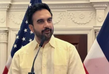 A prefeitura de Nova York está sendo processada por um plano controverso envolvendo mercados públicos. Entenda os detalhes desta disputa jurídica.