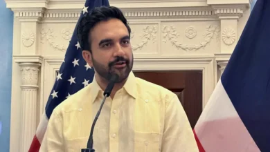 A prefeitura de Nova York está sendo processada por um plano controverso envolvendo mercados públicos. Entenda os detalhes desta disputa jurídica.