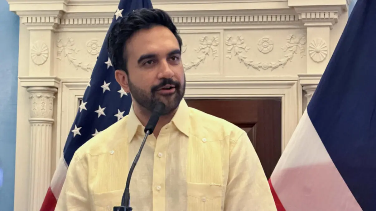 A prefeitura de Nova York está sendo processada por um plano controverso envolvendo mercados públicos. Entenda os detalhes desta disputa jurídica.